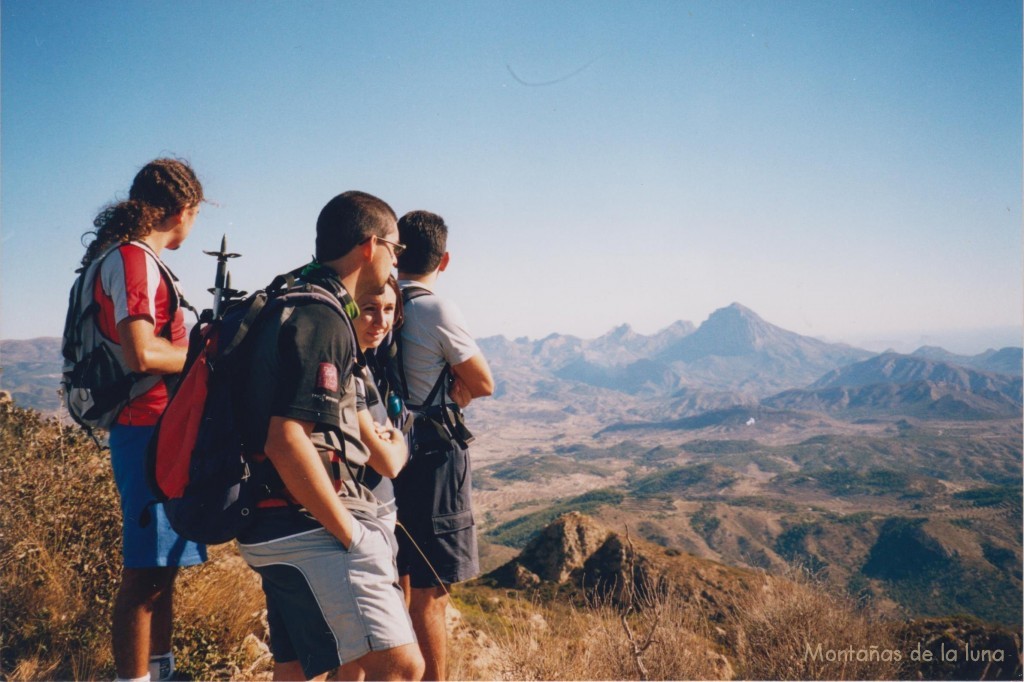 Juan, Jesús Santana, Infi y Quique en la cima sur del Cabeçó d’Or, 1.154 mts. Al fondo en el centro el Puig Campana.